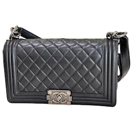 Borsa Boy media in pelle invecchiata trapuntata nera con catena di Chanel