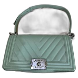 Borsa Boy Flap Media in Pelle Matelassé Verde Invecchiato con Catena di Chanel
