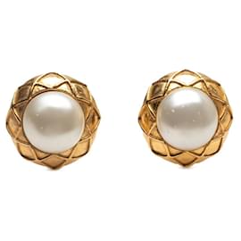 Orecchini a clip placcati in oro Chanel con perle finte