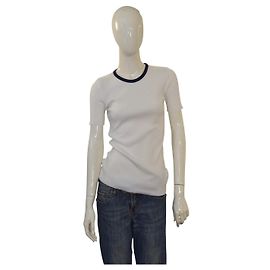 Camiseta vintage Chanel blanca de corte slim, manga corta, talla 40, cuello azul oscuro.