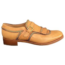 Mocassini Christian Louboutin in pelle color cammello con catena