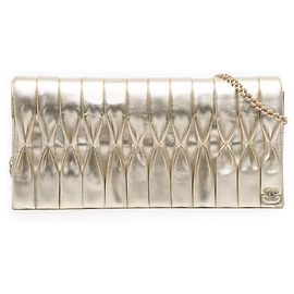 Bolsa de ombro de couro de cordeiro plissado metálico CC dourado da Chanel com corrente