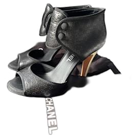 Décolleté Chanel in pelliccia nera