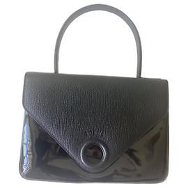 Bolso Loewe negro de cuero estriado y charol
