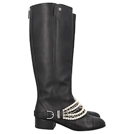 BOTAS ALTAS DE CUERO NEGRO CON CADENA DE PERLA CHANEL 18A HAMBURG EU 41