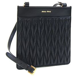 Bolso de hombro de cuero negro Matelassé Miu Miu