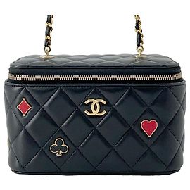 Estojo de maquilhagem pequeno Chanel Coco Casino em pele de cordeiro acolchoada preta com corrente