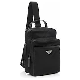 Zaino Prada in Re-Nylon e pelle Saffiano nero