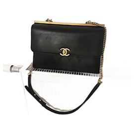 Borsa Chanel in pelle liscia nera con chiusura CC dorata