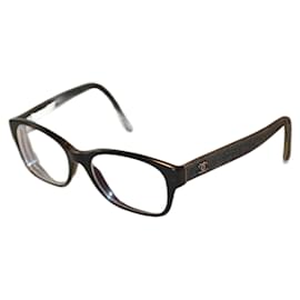 Gafas Chanel negras y denim