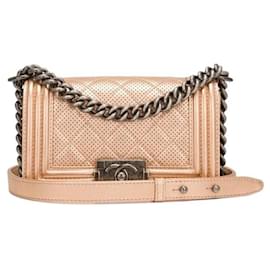Chanel 15C Parigi Dubai Borsa Piccola Boy Flap in Pelle di Vitello Metallica Rosa Oro Perforata