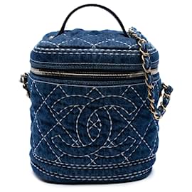 Beauty case in denim trapuntato blu CC di Chanel con catena