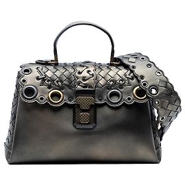 Borsa Piazza in nappa metallica marrone con rifiniture Intrecciato di Bottega Veneta