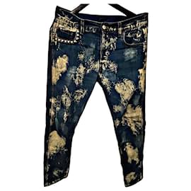 Jeans Gucci in denim blu con borchie ed effetto usurato