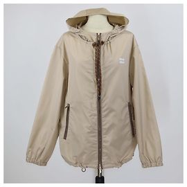 Chaqueta con capucha blouson de tela técnica beige con logo bordado de Miu Miu