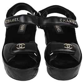 Sandalia de cuña de cuero acolchado negro con logo de Chanel y correa en el tobillo