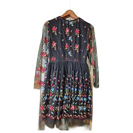 Vestido Ermanno Scervino de tul negro con bordados florales