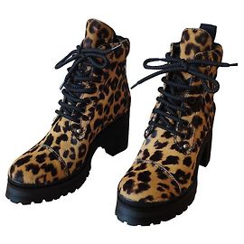 MIU MIU BOTINES CON CORDONES EN CUERO DE CABALLO.