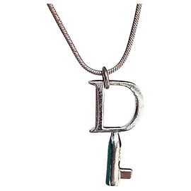 Silberne Halskette mit Schlüssel-Logo-Motiv von Christian Dior