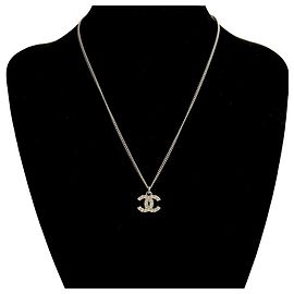 Collar Colgante de Cadena Metálica con Strass Coco Mark de CHANEL