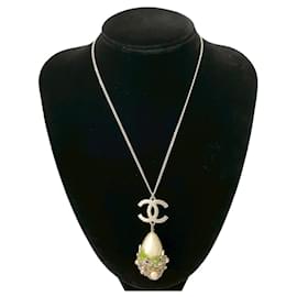 Collana Pendente in Catena Metallica con Perle Finte Coco Mark di CHANEL - Chanel