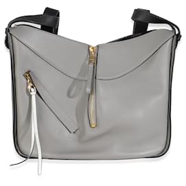 Bolso de hombro Hammock mediano en piel de ternera gris y negro Loewe