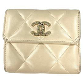 CHANEL Cartera Tri-fold Matelassé en Piel de Cordero Blanco - Chanel