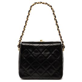 Borsa a mano in pelle di agnello trapuntata nera CC di Chanel con chiusura a scatto
