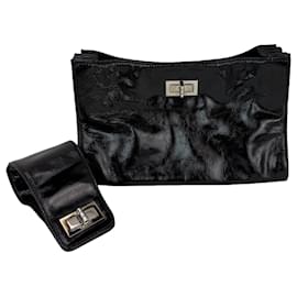 Clutch de pulso conversível em couro envernizado Mademoiselle com fecho Chanel, bolsa preta