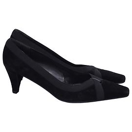 Pumps con accentuatura a chiave Stuart Weitzman in suede nero