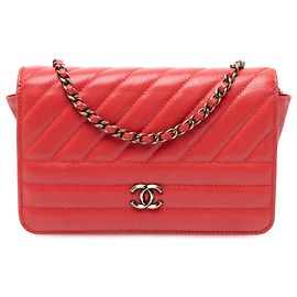 Cartera diagonal de piel de cabra acolchada roja de Chanel con cadena