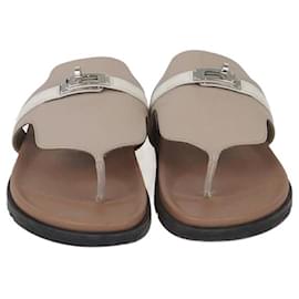 Hermès Empire Flachsandalen aus grauem/weißem Leder von Hermes