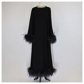 Vestido maxi de manga longa em tecido preto com penas de avestruz e detalhes em cristal Miu Miu