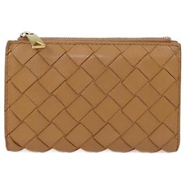 Porta tarjetas bifold con cremallera en cuero Intrecciato beige de Bottega Veneta