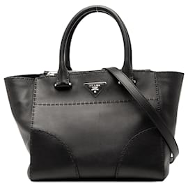 Borsa Prada nera in vitello piccolo, modello City, con tasche gemelle cucite.