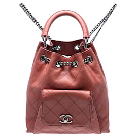 Chanel Roter Mittlerer Genähter Kalbsleder Urban Luxury Rucksack