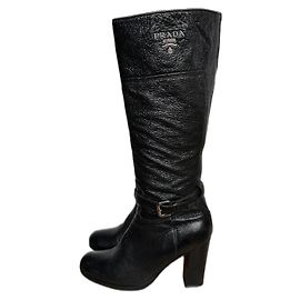 Botas Prada de cuero negro con purpurina y logo metálico