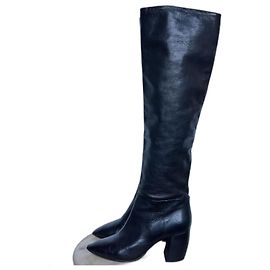 Botas altas de cuero negro Prada con punta afilada