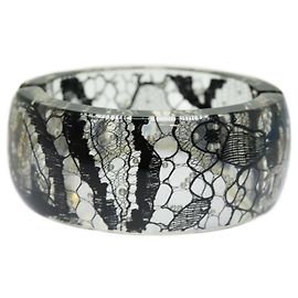 Chanel CC Scharnierarmreif aus Resin mit Spitze und Kunstperlen