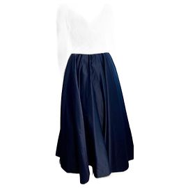 Jenny Packham Couture-Kleid aus cremefarbener Spitze und marineblauem Satin