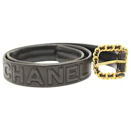 Cintura in pelle nera con catena dorata e logo Chanel