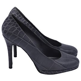 Stuart Weitzman geprägte Pumps aus grauem Leder
