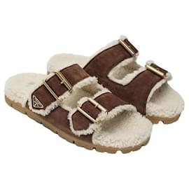 Sandali slide Prada in suede marrone e shearling