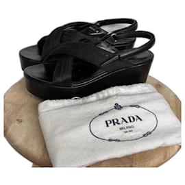 Prada Keilsandaletten mit Plateau aus schwarzem Leder