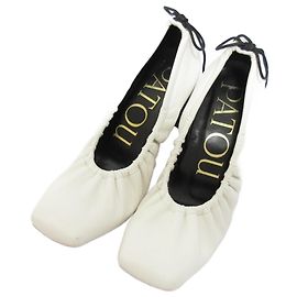 Autre Marque Patou Pumps aus Leder mit quadratischer Zehenform und Blockabsatz