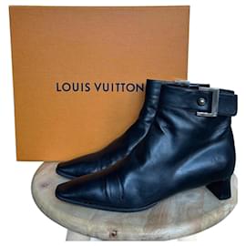 Stivaletti Louis Vuitton in pelle nera con fibbia LV