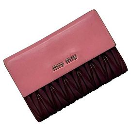 Cartera Miu Miu de tres pliegues en Burdeos y Rosa
