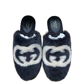 Schwarze Lammfell-Mules mit GG-Logo von Gucci