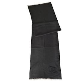 Bufanda Chanel de cachemira negra con doble C en relieve