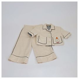 Conjunto de chaqueta corta de manga corta de lona marfil con parche de animal Gucci y pantalones cortos de pierna ancha.